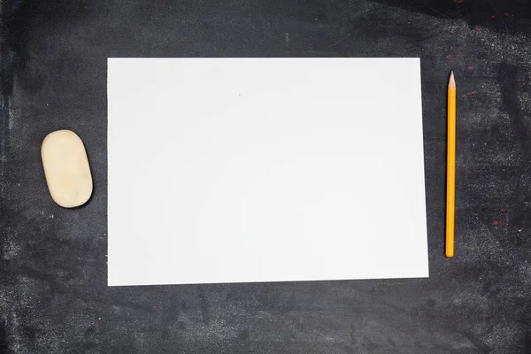 Blanco papier en potloden met — Stockfoto