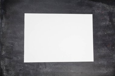 Tek basit boş beyaz kağıt