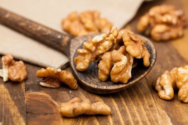 Ahşap masa üzerinde organik ceviz