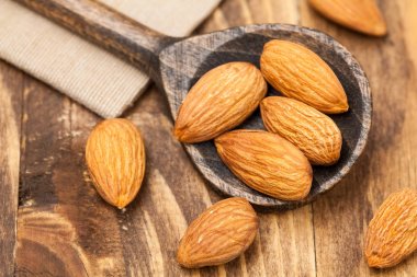 Peeled badem fındık kadar kapatın