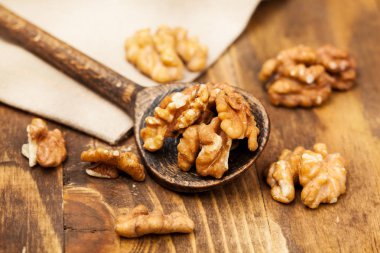 Ahşap masa üzerinde organik ceviz