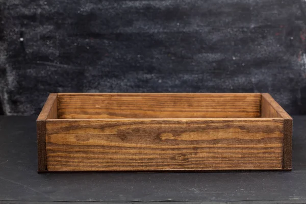 Пустая деревянная коробка на фоне — стоковое фото