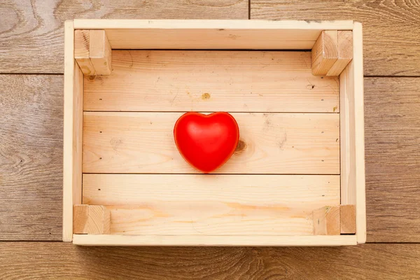 Caja de madera corazón rojo superior — Foto de Stock
