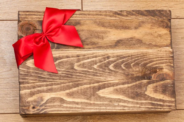 Caja de regalo marrón con rojo — Foto de Stock