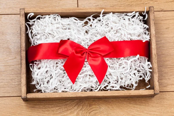 Braune Geschenkschachtel mit rot — Stockfoto