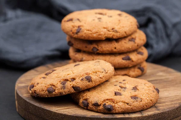 Schokoladenkeks hölzernen Hintergrund, schließen — Stockfoto