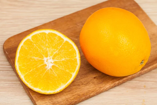 Fruto de laranja de fatia em madeira — Fotografia de Stock