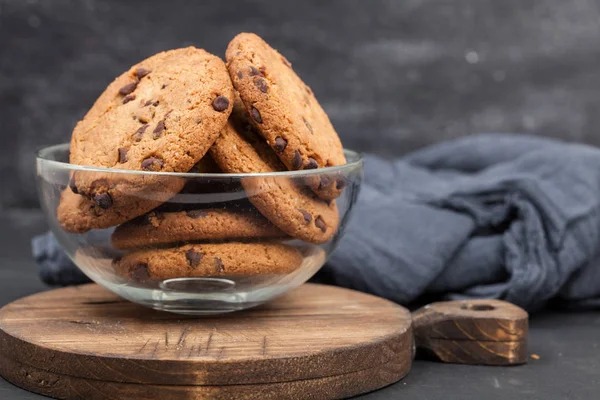Шоколадное печенье на деревянном столе — стоковое фото
