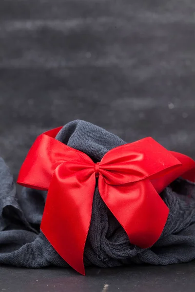 Red bow on dark background — Stock Photo, Image