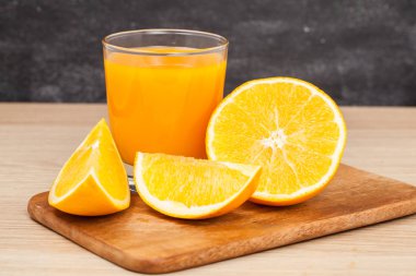 Tablo yakın çekim üzerinde portakal suyu