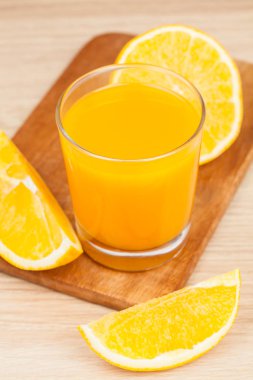 Tablo yakın çekim üzerinde portakal suyu