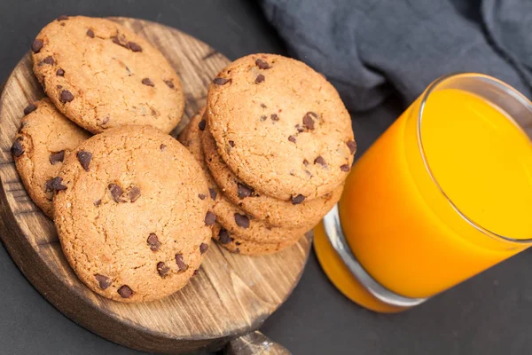 Orange juice and chocolate cookies