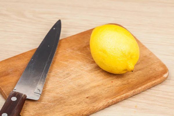 Свежий лимон на деревянной доске — стоковое фото