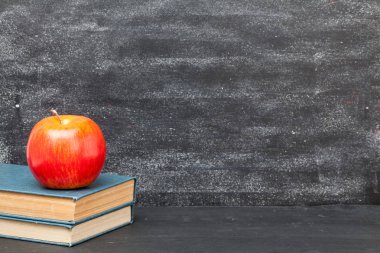 Kırmızı elma ve kitap