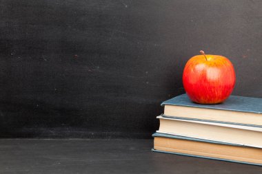 elma ve kitap yığını