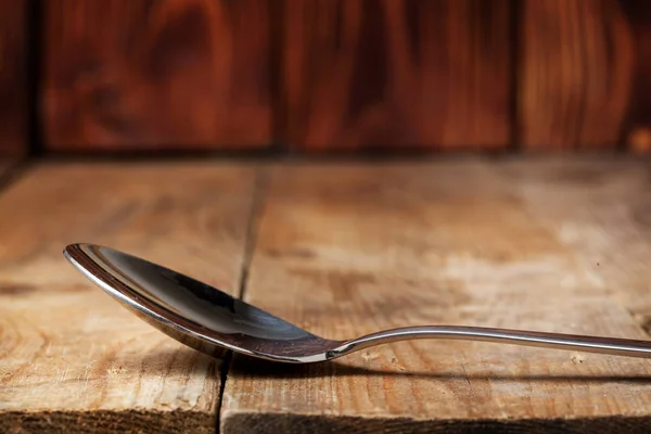 木製テーブルの上の金属のスプーン — ストック写真