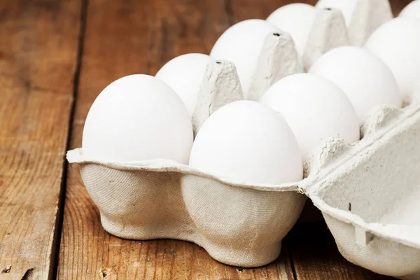 Uovo bianco, confezione su legno — Foto Stock