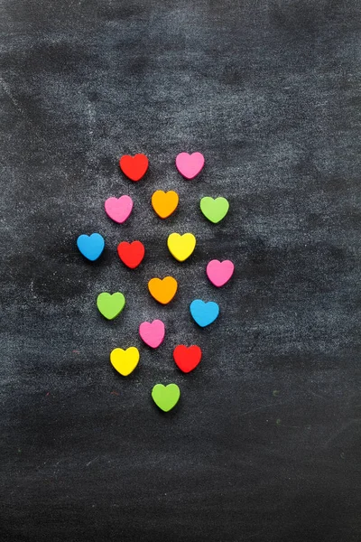 Kara tahta üzerinde renk kalp — Stok fotoğraf