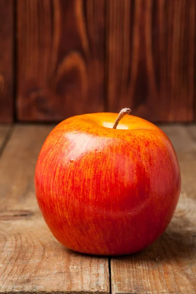 One red apple on wood — Stock Photo, Image
