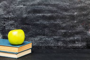 Yeşil elma, kitap, kara tahta