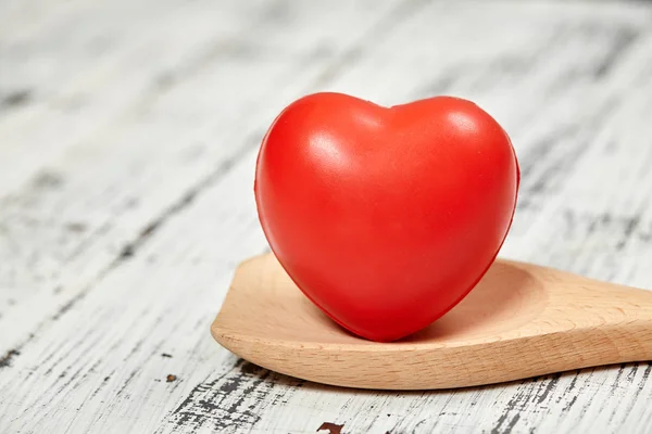 Coeur rouge. Brillant. Sur une table en bois. Pour votre design . — Photo