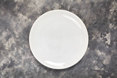 Beyaz bir tabak. Bir nesne. Temiz. yemek için. Yukarıdan görüntüleyin. Tasarımlarınız için. Doku.