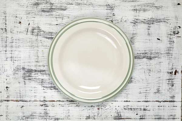Un plato blanco. Un objeto. Limpio. para comer. Vista desde arriba. Para tu diseño. Textura . — Foto de Stock