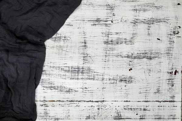 Schwarzer Stoff auf einem Holztisch. Falten. Textur. für Ihr Design. Blick von oben. — Stockfoto