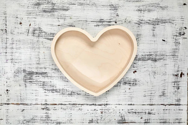 Caja de madera. Un corazón. Vista desde arriba. Para tu diseño. Color claro . — Foto de Stock