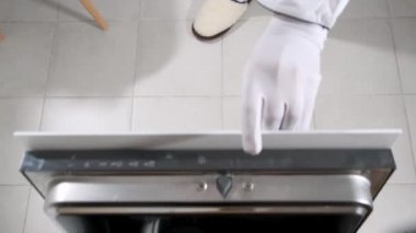 Bardaklar ve tabaklar, bulaşık makinesinde farklı tabaklar. Kapat..