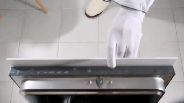 Окуляри та тарілки, різні посуд у посудомийній машині. крупним планом . — стокове відео
