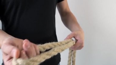 Mmn, elinde resif düğümlerinin nasıl bağlanacağını gösteriyor. Kapat.