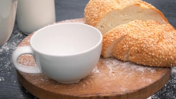 Leche vertida en el vaso, de cerca. Cámara lenta, mesa de madera . — Vídeos de Stock