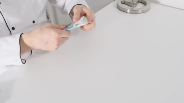 Чоловічі руки рахують гроші на білому столі. крупним планом — стокове відео