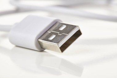 Beyaz arkaplan beyaz gölge üzerine yeni buji usb.