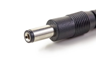 DC güç kaynağı konnektörü. Beyaz arka planda. Kapat..