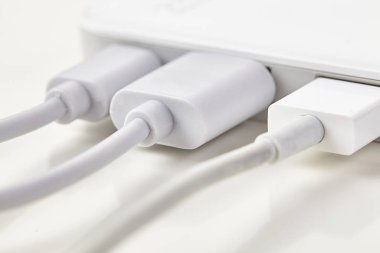 Beyaz Usb kablosu arka planda izole edilmiş bir dizüstü bilgisayara. Kapat..
