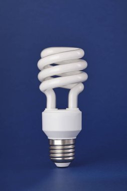 Enerji tasarrufu ampulü renk arkaplanında izole edildi. Kapat..