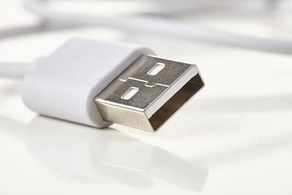 Novo plug USB em um fundo branco whith sombra . — Fotografia de Stock