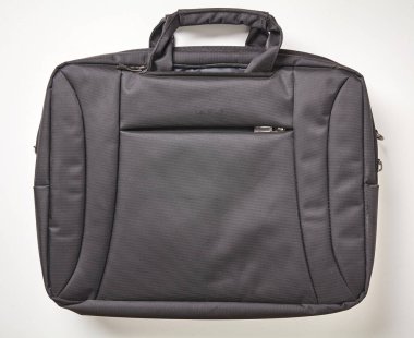 Beyaz arka planda koyu gri laptop çantası. Üst görünüm.
