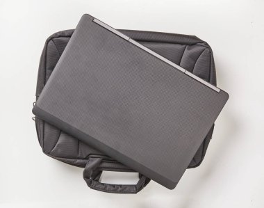 Beyaz arka planda dizüstü bilgisayarlı siyah defter çantası. Üst görünüm.