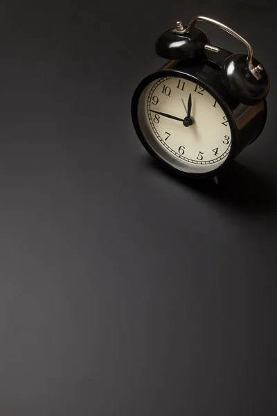 Reloj despertador sobre fondo negro con espacio para copiar. De cerca. . —  Fotos de Stock