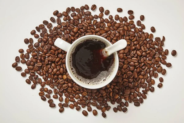 Taza blanca con café y granos de café sobre un fondo. Vista superior . — Foto de Stock