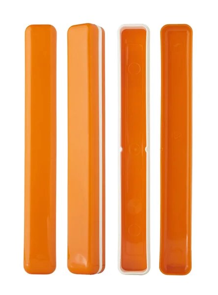 Orangefarbener Plastikhalter für eine isolierte Zahnbürste. Nahaufnahme. — Stockfoto