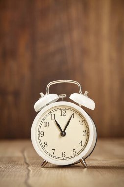 Fotokopi alanı olan siyah bir arkaplan üzerindeki çalar saat. Kapat..