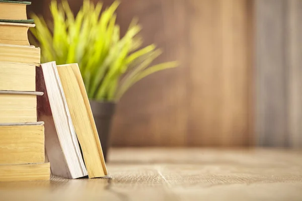 Alte stapelbare Bücher auf einem hölzernen Hintergrund mit Kopierraum. Nahaufnahme. — Stockfoto