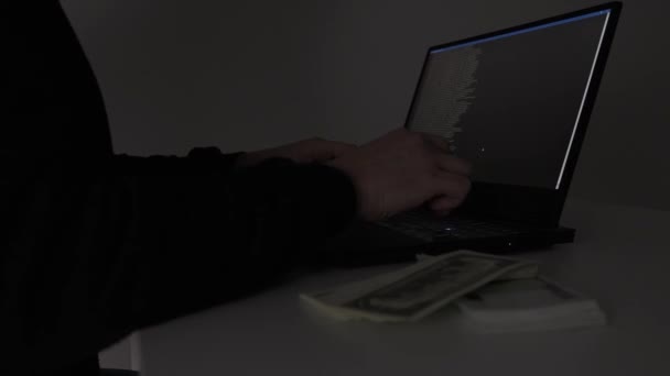 Code de saisie de hacker d'ordinateur sur le clavier. Travail de nuit. Gros plan . — Video