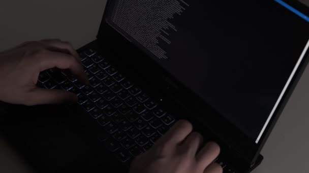 Számítógépes hacker kódot gépel a billentyűzeten. Éjszakai munka. Közelről.. — Stock videók