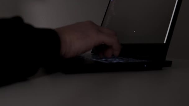 Computadora hacker tecleando código en el teclado. Trabajando de noche. De cerca. . — Vídeos de Stock