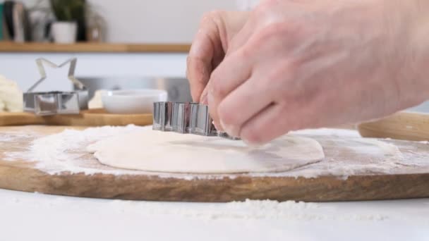 Руки роблять домашнє печиво різдвяної форми. Випічка. крупним планом . — стокове відео